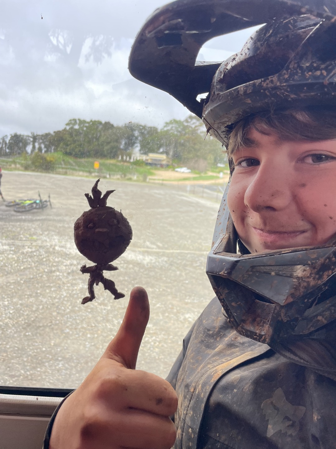 Who said mud’s only for the trails? We’re bringing the fun inside with some mud art on the bus windows! Check out this cheeky little mud person we made after a wild ride. Who else gets creative when they’re covered in dirt? 😄👍 #livingthedre