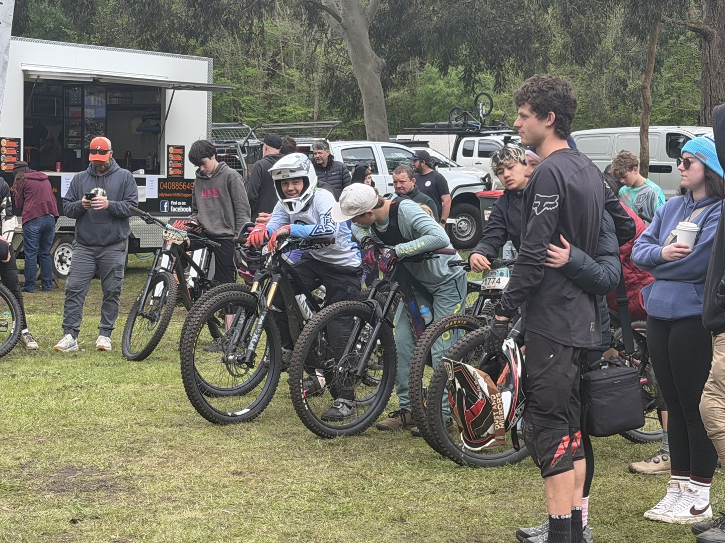 Who else finds rider briefings a total snooze fest? But hey, it’s all part of the downhill game! Ready to hit the trails and make those minutes count before the adrenaline kicks in!