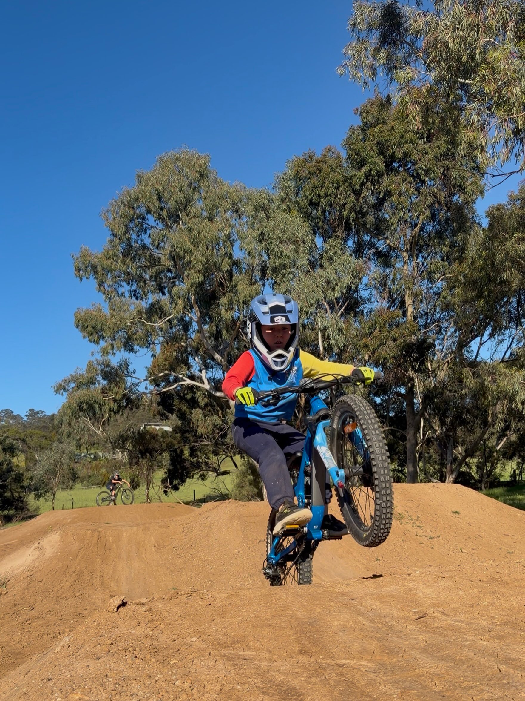 Little 5 year old bro rocking the @xfusionshox #roamin20 forks hitting the local jumps.